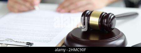Richter unterzeichnet Dokument am Tisch in der Nähe hölzernen gavel Nahaufnahme Stockfoto
