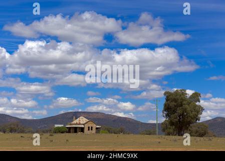 Verlassene Bauernhaus mit Mount Nangar im Hintergrund Carrawatha New South Wales Australien Stockfoto