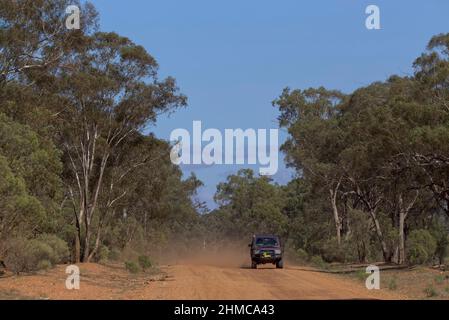 Toyota ute fährt auf dem Feldautobahn im australischen Busch in der Nähe von Cobar New South Wales, Australien Stockfoto