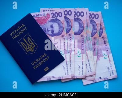 Nahaufnahme des ukrainischen Geldes mit einem Nennwert von 200 Griwna. Hintergrund der zweihundert Griwna-Banknoten und des Passes. Unternehmensinvestition Stockfoto