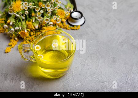 Heißer grüner chinesischer Tee. Kamillentee in Glasbecher. Stockfoto