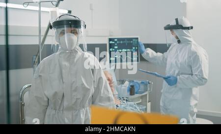 Nahaufnahme des Gefahrenzeichens in der Quarantänezone des Coronavirus. Symbol auf dem Glas für den Ausbruch eines infektiösen Virus in der Krankenhausabteilung, Sanitäter, die versuchen, den Patienten aus Sicherheitsgründen zu heilen. Stockfoto