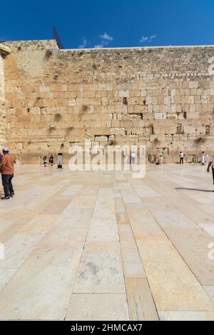 jerusalem-israel. 13-10-2021. Der gebetsplatz für Männer an der Westmauer in Jerusalem, der mittags fast leer war Stockfoto