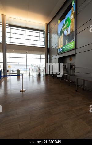 07-12-2021. tel aviv-israel. Die Passagierhalle am Ben Gurion Airport ist aufgrund der Einschränkungen für Flüge von Israel, aufgrund, fast leer Stockfoto