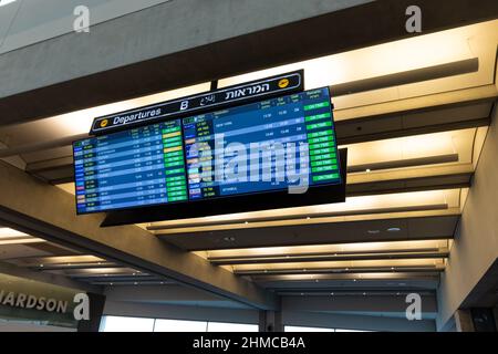 07-12-2021. tel aviv-israel. Der nächste Flugplan am Ben Gurion Airport, in der Passagierhalle - Israel Stockfoto