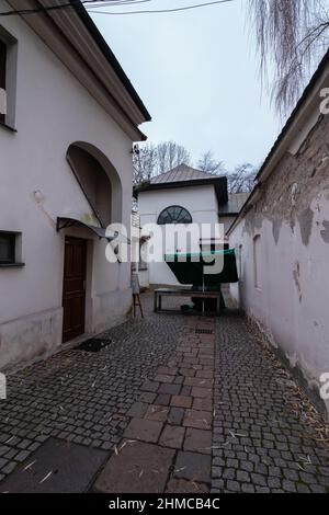 08-12-2021. krakau-polen. Die Mauer der Synagoge Rama A im jüdischen Viertel Kazimierz - Krakau, ein dunkler und winterlicher Tag Stockfoto