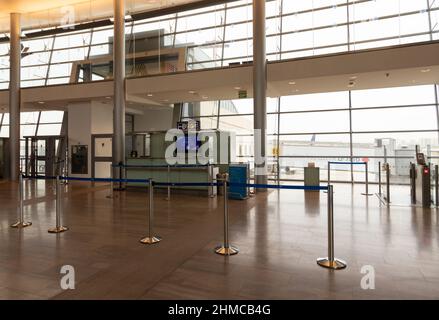 07-12-2021. tel aviv-israel. Die Passagierhalle am Ben Gurion Airport ist aufgrund der Einschränkungen für Flüge von Israel, aufgrund, fast leer Stockfoto