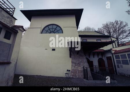 08-12-2021. krakau-polen. Die Mauer der Synagoge Rama A im jüdischen Viertel Kazimierz - Krakau, ein dunkler und winterlicher Tag Stockfoto