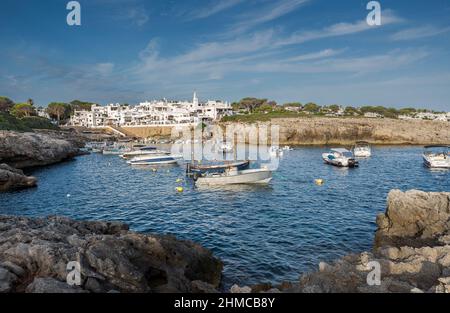 SANT LLUIS, SPANIEN – 3. AUGUST 2021: Marina of Binibeca Vell, eine kleine Stadt in der Gemeinde Sant Lluis, Menorca, Spanien Stockfoto