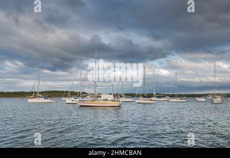 Es MERDADAL, SPANIEN – 4. AUGUST 2021: Segelboote ankerten im Hafen von Fornells, Gemeinde Es Mercadal, Menorca, Spanien Stockfoto