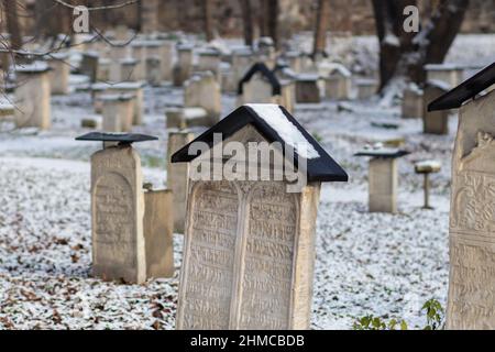 10-12-2021. krakau-polen. Schneebedeckte Grabsteine auf dem alten jüdischen Friedhof im Stadtteil Kazimierz Krakau Stockfoto