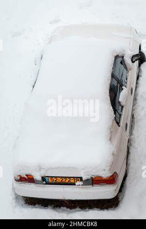 27-01-2022. jerusalem-israel. Ein Blick von oben auf ein mit weißem Schnee bedecktes Fahrzeug in Jerusalem Stockfoto