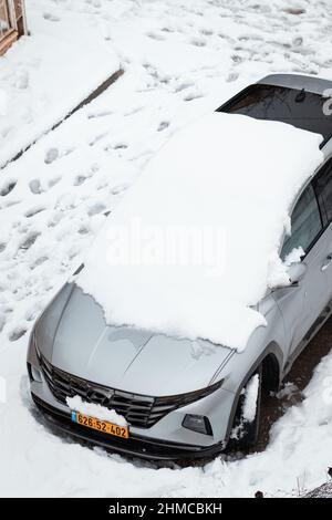 27-01-2022. jerusalem-israel. Ein Blick von oben auf ein mit weißem Schnee bedecktes Fahrzeug in Jerusalem Stockfoto