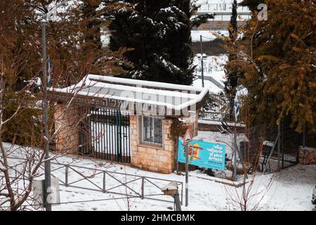 27-01-2022. jerusalem-israel. Blick von oben auf eine alte, kleine Seitenstraße. Im Winter mit Schnee bedeckt Stockfoto