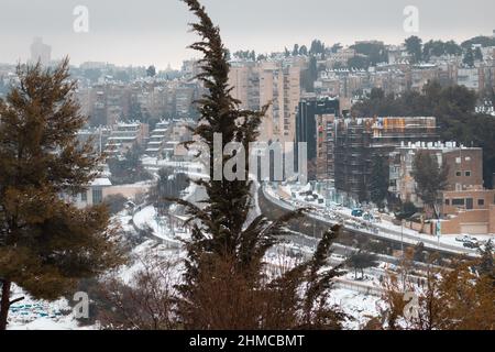 27-01-2022. jerusalem-israel. Draufsicht auf die Hauptstraße - Herzog. Im Winter mit Schnee bedeckt Stockfoto