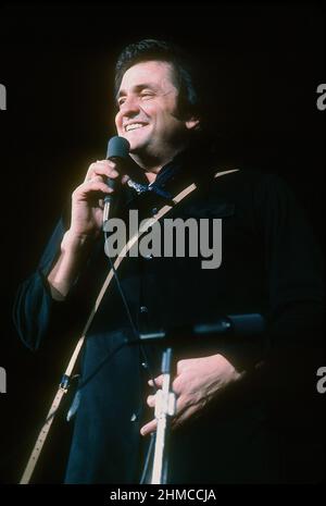 LOS ANGELES, CA - MAY5: Johnny Cash tritt am 5. Mai 1973 im Ahmanson Theater in Los Angeles, CA auf. Quelle: Jeffrey Mayer/ Rock Negative / MediaPunch Stockfoto