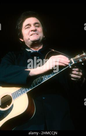 LOS ANGELES, CA - MAY5: Johnny Cash tritt am 5. Mai 1973 im Ahmanson Theater in Los Angeles, CA auf. Quelle: Jeffrey Mayer/ Rock Negative / MediaPunch Stockfoto