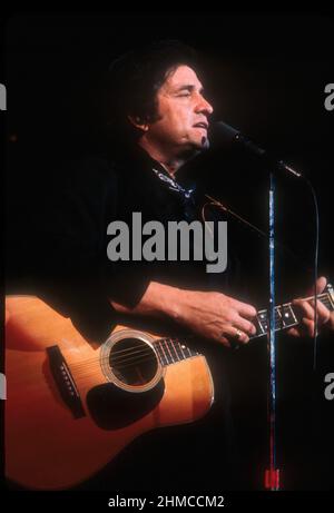 LOS ANGELES, CA - MAY5: Johnny Cash tritt am 5. Mai 1973 im Ahmanson Theater in Los Angeles, CA auf. Quelle: Jeffrey Mayer/ Rock Negative / MediaPunch Stockfoto