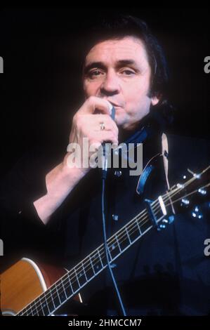 LOS ANGELES, CA - MAY5: Johnny Cash tritt am 5. Mai 1973 im Ahmanson Theater in Los Angeles, CA auf. Quelle: Jeffrey Mayer/ Rock Negative / MediaPunch Stockfoto