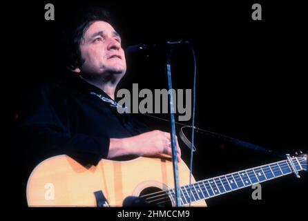 LOS ANGELES, CA - MAY5: Johnny Cash tritt am 5. Mai 1973 im Ahmanson Theater in Los Angeles, CA auf. Quelle: Jeffrey Mayer/ Rock Negative / MediaPunch Stockfoto