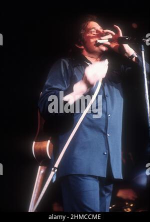 LOS ANGELES, CA - MAY5: Johnny Cash tritt am 5. Mai 1973 im Ahmanson Theater in Los Angeles, CA auf. Quelle: Jeffrey Mayer/ Rock Negative / MediaPunch Stockfoto