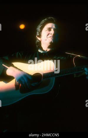 LOS ANGELES, CA - MAY5: Johnny Cash tritt am 5. Mai 1973 im Ahmanson Theater in Los Angeles, CA auf. Quelle: Jeffrey Mayer/ Rock Negative / MediaPunch Stockfoto