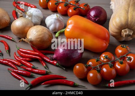 Frisches Gemüse auf dem Küchentisch. Stockfoto