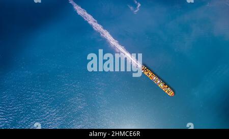 Luftdrohne ultra breites Foto von bunten LKW-Größe Container-Tankschiff Kreuzfahrt tiefblaues Meer Stockfoto