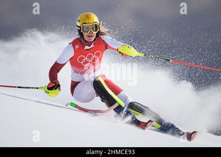 Yanqing, China. 09th. Februar 2022. Olympische Spiele, Ski Alpin, Slalom, Frauen, 1st Rennen im Nationalen Alpinen Ski-Zentrum. Katharina Liensberger aus Österreich im Einsatz. Quelle: Michael Kappeler/dpa/Alamy Live News Stockfoto