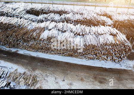 Ein riesiger Holzstapel in der Werkansicht von oben. Stockfoto