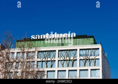 Madrid, Spanien - Februar 5 2022: Hauptsitz der Santa Lucia Insurance Company in der Plaza de Espana in Madrid. Das Gebäude wurde von Ignacio Vicens entworfen Stockfoto