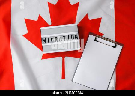 Die Nationalflagge von Kanada. Lightbox mit TEXTMIGRATION Canadian Flag oder The Maple Leaf. Patriotismus. Konzept der internationalen Beziehungen. Unabhängigkeit Stockfoto