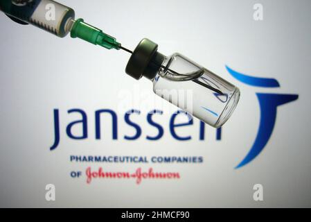 Hair, Deutschland. 09th. Februar 2022. ARCHIVFOTO: Laut einem Medienbericht hat der Pharmariese Johnson & Johnson die Produktion seines Corona-Impfstoffs vorerst eingestellt. Johnson und Johnson-Impfstoff-Thema Bild. Einwegspritze und Impffläschchen mit Impfstoff zur Injektion mit einer Kanüle.Impfstoffspritze Janssen Pharmaceutica NV/dpa/Alamy Live News Stockfoto