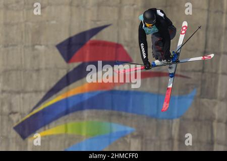 Peking, China. 09th. Februar 2022. Evan McEachran aus Kanada tritt am Mittwoch, den 9. Februar 2022, beim olympischen Freestyle Skiing Men's Freeski Big Air Final im Shougang der Olympischen Winterspiele 2022 in Peking an. Foto von Paul Hanna/UPI Credit: UPI/Alamy Live News Stockfoto