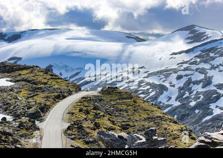 Dalsnibba ist ein massiver norwegischer Berg, der sich am Ende des Geiranger-Tals, 7km (4 Meilen) südlich des Dorfes Geiranger befindet. Stockfoto