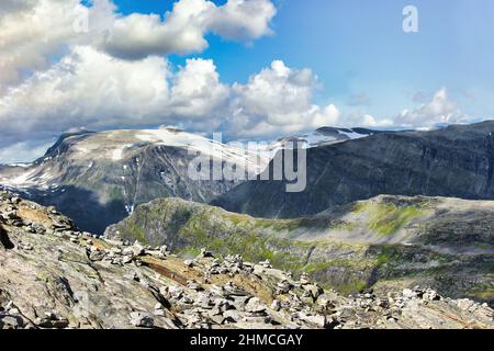 Dalsnibba ist ein massiver norwegischer Berg, der sich am Ende des Geiranger-Tals, 7km (4 Meilen) südlich des Dorfes Geiranger befindet. Stockfoto