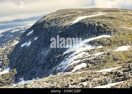 Dalsnibba ist ein massiver norwegischer Berg, der sich am Ende des Geiranger-Tals, 7km (4 Meilen) südlich des Dorfes Geiranger befindet. Stockfoto