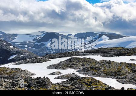 Dalsnibba ist ein massiver norwegischer Berg, der sich am Ende des Geiranger-Tals, 7km (4 Meilen) südlich des Dorfes Geiranger befindet. Stockfoto