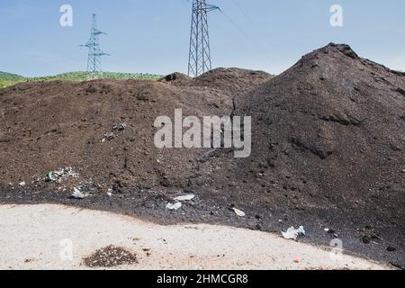 Großer Kompost als Ergebnis des Recycling-Prozesses für organische Abfälle Stockfoto