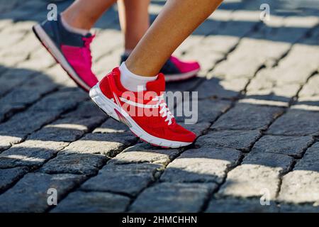 Beine zwei Läuferinnen in Laufschuhen Stockfoto