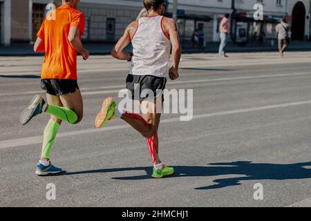 Zwei männliche Läufer Athleten führen den Marathonlauf an Stockfoto