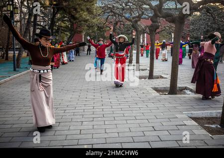 Peking, China. 09th. Februar 2022. Frauen üben in einem Park in Peking, China, bei Sonnenaufgang einen Gruppentanz in Nationalkostümen von Minderheiten am 09/02/2022 von Wiktor Dabkowski Credit: dpa/Alamy Live News Stockfoto