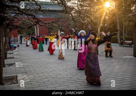 Peking, China. 09th. Februar 2022. Frauen üben in einem Park in Peking, China, bei Sonnenaufgang einen Gruppentanz in Nationalkostümen von Minderheiten am 09/02/2022 von Wiktor Dabkowski Credit: dpa/Alamy Live News Stockfoto