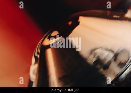 Vorderansicht Nahaufnahme einer Rosenweinflasche Punt Glas Grübchen auf der Unterseite Stockfoto