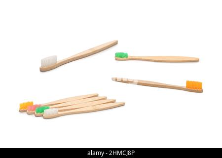 Bambuszahnbürste isoliert auf weißem Hintergrund. Draufsicht. Stockfoto