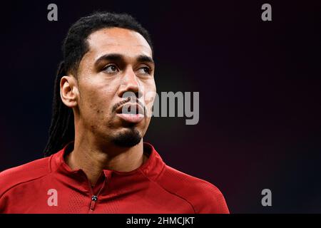 Mailand, Italien. 08. Februar 2022. Chris Smalling von AS Roma schaut beim Aufwärmen vor dem Fußballspiel Coppa Italia zwischen dem FC Internazionale und AS Roma zu. Kredit: Nicolò Campo/Alamy Live Nachrichten Stockfoto