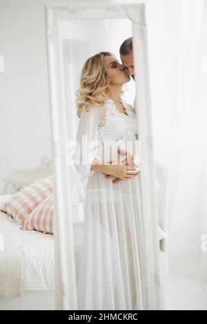 Schönes Paar Magen umarmen und Berühren von Angesicht zu Angesicht. Stockfoto