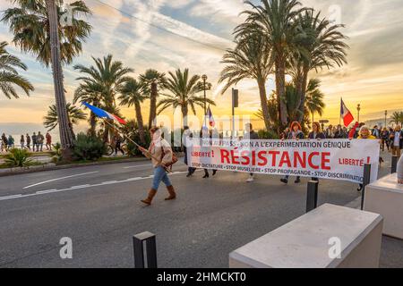 Nizza, Frankreich - 2. Januar 2022: Franzosen protestieren gegen COVID-19-Impfvorschriften und Impfpassbeschränkungen. Demonstration in des Stockfoto