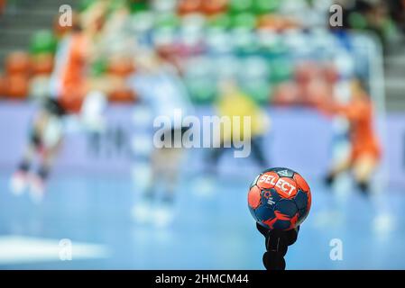 LUBIN, POLEN - 6. FEBRUAR 2022: Handball EHF European League Frauenspiel MKS Zaglebie Lubin - SG BBM Bietigheim. Detail von Ball und Match in der BA Stockfoto