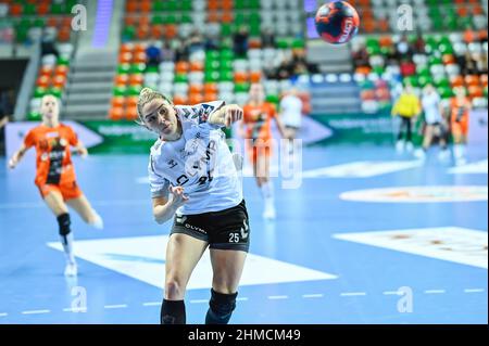 LUBIN, POLEN - 6. FEBRUAR 2022: Handball EHF European League Frauenspiel MKS Zaglebie Lubin - SG BBM Bietigheim. In Aktion Trine Jensen Ostergaard. Stockfoto